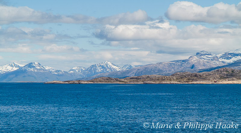 Bognes 1644.jpg - Vue depuis le ferry entre Lodingen et Bognes (Norvège, juin 2012)